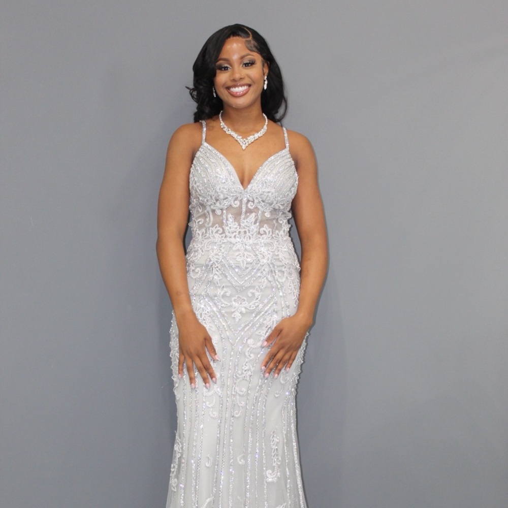 🩶 Elegant Beaded Prom Gown! Absolutely Stunning! Size 6! Best Offer Accepted!